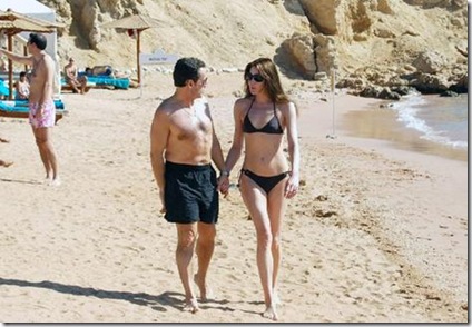 http://lh5.ggpht.com/fisherwy/R4zpF2e9yGI/AAAAAAAAM2Q/BZhjl3PtcU0/nicolas+sarkozy+and+bikini-clad+girlfriend+carla+bruni+at+luxor+beach[2]